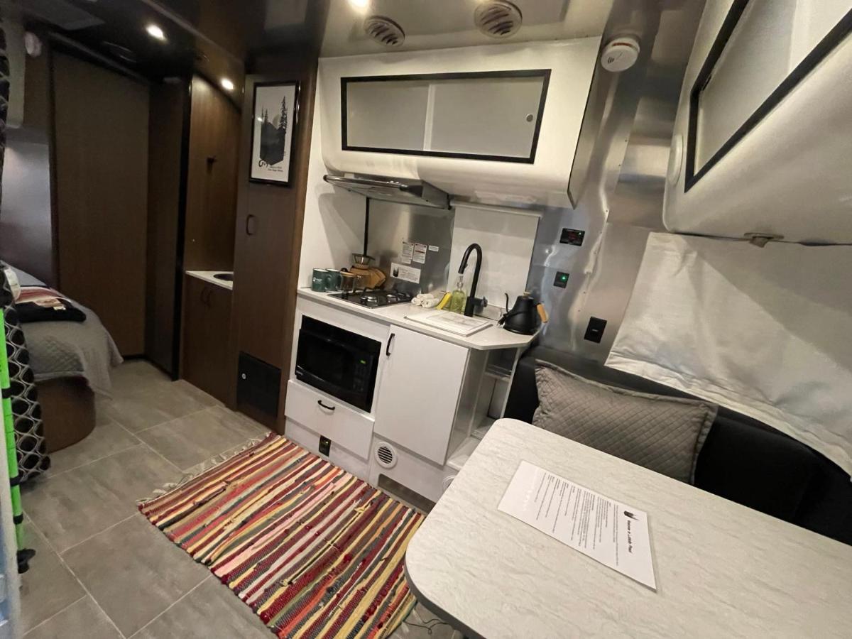 Airstream Caravel 2020 Loblolly Pines Adventure Camp Hotel ยูเรกาสปริงส์ ภายนอก รูปภาพ